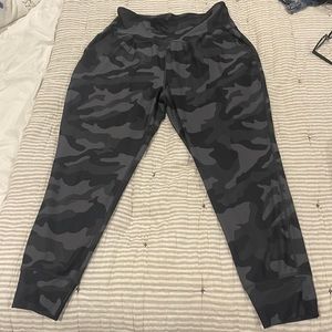 Old Navy Elevate legging jogger. NWOT.
